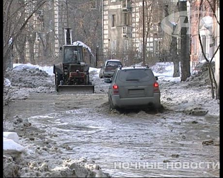 Не опять, а снова. В Екатеринбурге - очередное коммунальное ЧП: холодной водой затопило дорогу и несколько домов